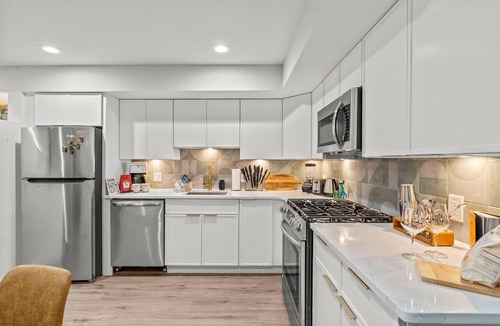 Old City Condo | Stylish Old City Big 1BR Steps to Historical Sites