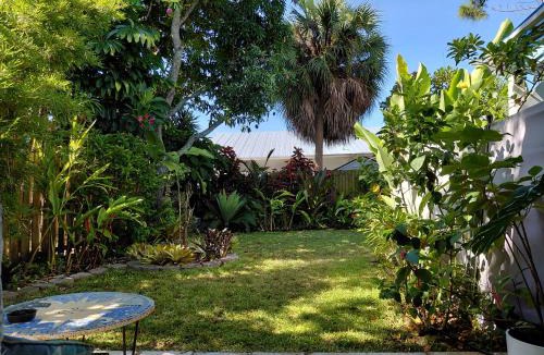 Central Oakland Park Apartment | Stylish One-bedroom apartment and beautiful Garden!