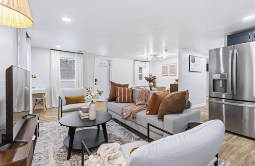 Dallas House | Stylish Renovated 3BR Home Sleeps 6 2 Full Baths + Parking