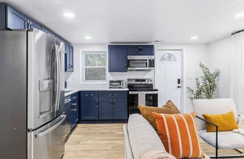 Dallas House | Stylish Renovated 3BR Home Sleeps 6 2 Full Baths + Parking