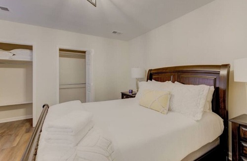 Columbia House | ✰ Stylish Renovated 1 BR ✰ Blocks from Lex Medical