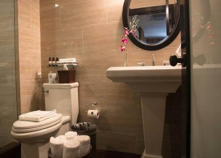 Mid Beach Villa | Stylish Room, Two Queen Beds, Pool, Sundeck