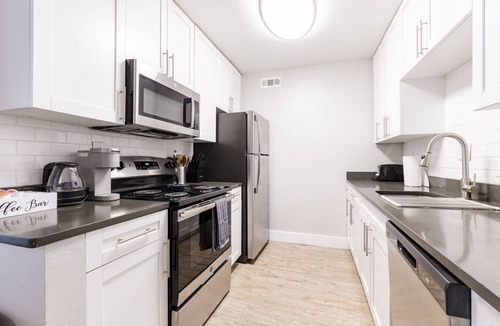 Beach Park Apartment | Stylish South Tampa 2BR | Pool, Gym | Sleeps 5