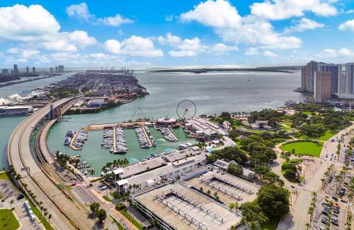 Downtown Miami Apartment | Stylish Studio in the heart of vibrant Downtown- Daily resort fee and parking not included
