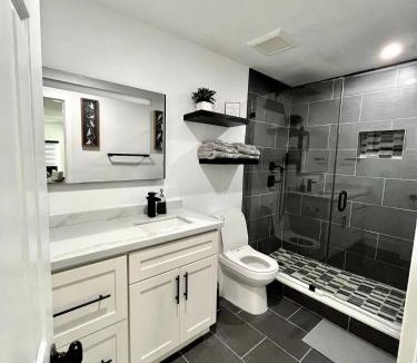 Ludlam Bed & Breakfast | Stylish Studio Retreat Private Entry and Parking