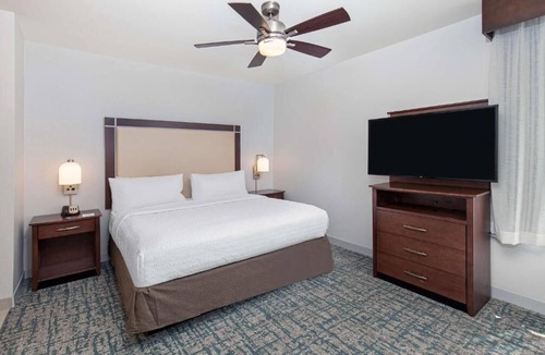 Sandy Springs Hotel | Stylish Suite | 1 King Bed | Near Perimeter Center Atlanta