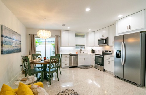 Ilexhurst House | Stylish, Sunny, Steps to the Sand