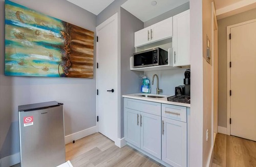 Port Morris Hotel | Suite+Balcony | Full Bed+Kitchenette | near NYC