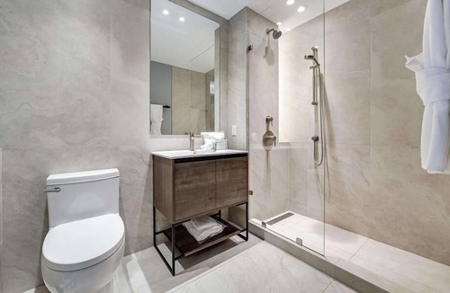 Port Morris Hotel | Suite+Balcony | Full Bed+Kitchenette | near NYC