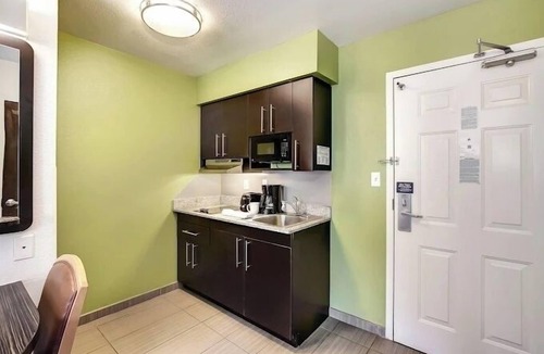 East Brunswick Hotel | Suite Near Exit 9 w/Kitchen