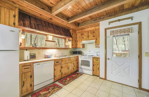 Whittier Cabin | Summer Creekside Cabin Retreat w/Deck