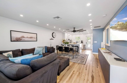 Pineapple Grove Arts District Apartment | ☀️Summer Getaway 🌺 Pool Spa Steps to Atlantic