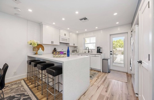 Pineapple Grove Arts District Apartment | ☀️Summer Getaway 🌺 Pool Spa Steps to Atlantic