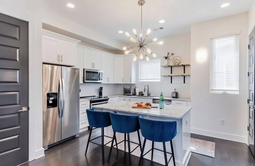 Hadley - Washington House | Summer rooftop deck, skyline views, free parking near Broadway
