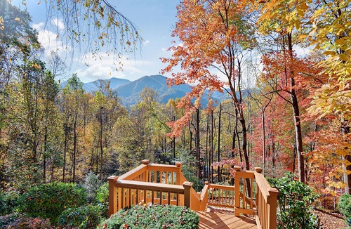 Maggie Valley Cabin | Summer special ! Log cabin with mountain View, Hot Tub, Pool Table, sleeps 10