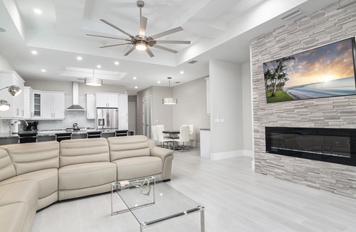 Naples Park House | SUMMER SPECIALS! Finest Luxury Home, Heated Pool/Spa, Close to beach, FREE Bikes