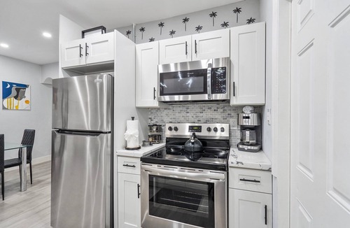 East Little Havana House | Summer Stay - Hot Tub - 5min to Brickell & Nightlife