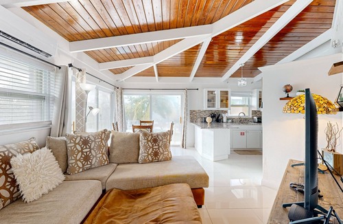 Summerland Key House | Summerland Canal-Front Escape w/Plunge Pool, Dock, Tiki Bar, WiFi & Laundry