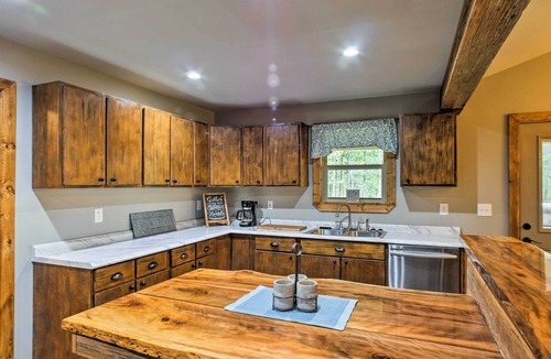 Summerville House | Summerville Getaway w/Deck + On-Site Creek!