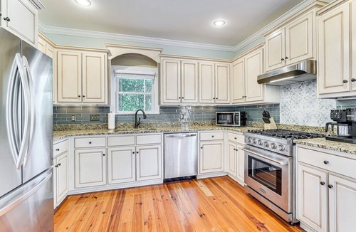 Summerville House | Summerville Historic Bungalow w/Hot Tub