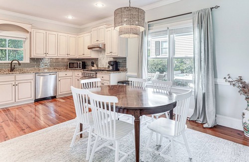 Summerville Cottage | Summerville Historic Bungalow w/Hot Tub