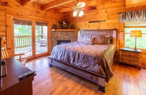 Sylva Cabin | Summit Lodge - Smoky Mtn Views, Central Location, Hot Tub & Ping Pong!