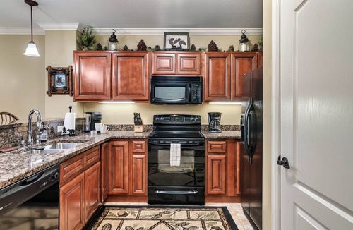 Gatlinburg Apartment | Summit Manor Condo - Steps from Gatlinburg Strip!