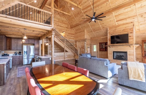 Qualla Cabin | Summit View Lodge - Hot Tub - WIFI
