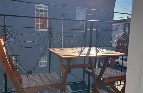 Whitman Apartment | Sun Drenched 2 Bedroom w/Balcony & Laundry!