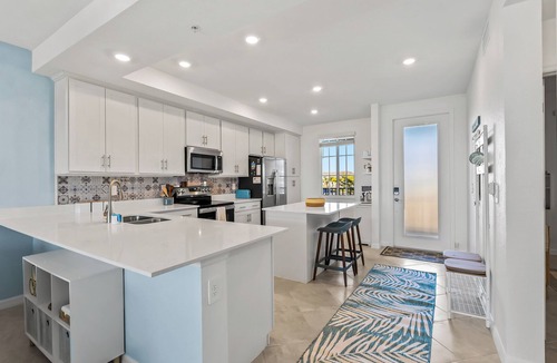 Venice Condo | Sun-filled Luxury Condo with Sweeping Views of Pond & Golf Course