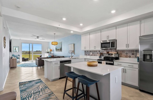 Venice Condo | Sun-filled Luxury Condo with Sweeping Views of Pond & Golf Course