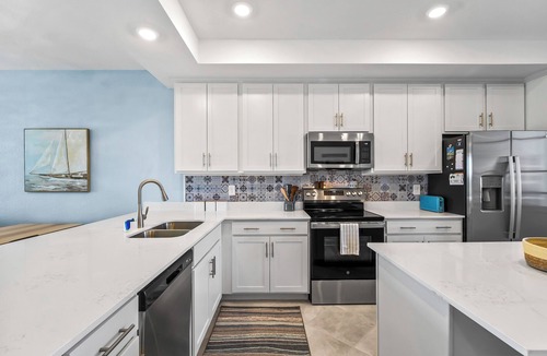 Venice Condo | Sun-filled Luxury Condo with Sweeping Views of Pond & Golf Course
