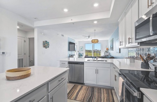 Venice Condo | Sun-filled Luxury Condo with Sweeping Views of Pond & Golf Course
