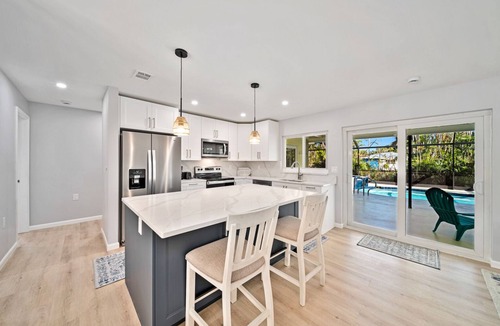 Sanibel House | Sunken Treasure: On West Gulf Across from Beach!