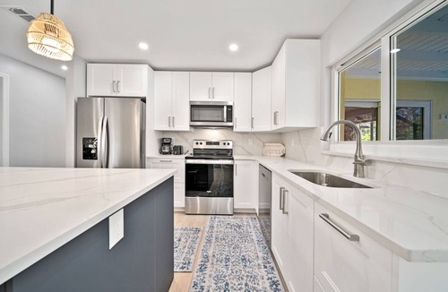 Sanibel House | Sunken Treasure: On West Gulf Across from Beach!