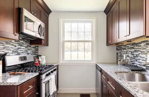 Belvedere Park House | Sunny 2 bedroom cottage minutes from downtown!