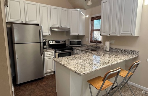 Southend House | Sunny 4 BR, 2 BA Townhouse- June 30-July 4 available