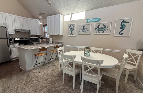 Southend House | Sunny 4 BR, 2 BA Townhouse- June 30-July 4 available