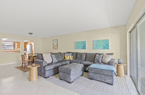 Palm Beach Shores Apartment | Sunny Beachside Oasis: Sleeps 6,1 Block to Waves
