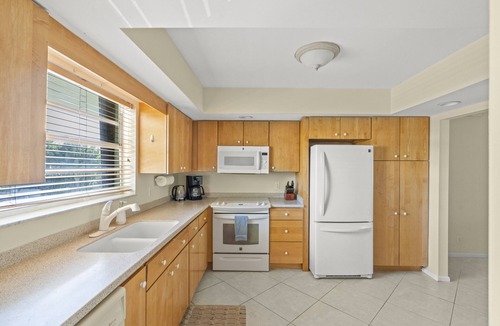 Palm Beach Shores Apartment | Sunny Beachside Oasis: Sleeps 6,1 Block to Waves