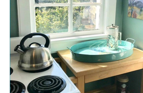 Murfreesboro Apartment | Sunny Blue Bungalow near Nashville in Historic Downtown Murfreesboro