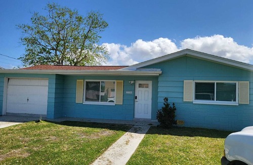 Hudson Beach Estates House | Sunny Blue Retreat