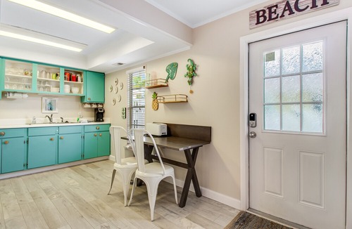 Holmes Beach Condo | Sunny condo w/ shared heated pool & private gas grill - walk to the Gulf!