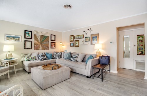Holmes Beach Condo | Sunny condo w/ shared heated pool & private gas grill - walk to the Gulf!