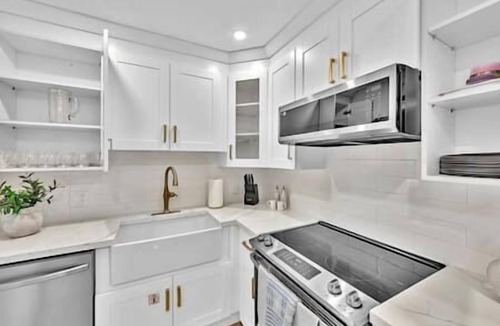 Middle River Terrace House | Sunny Days Getaway, 5BD Heated Pool Family Home!