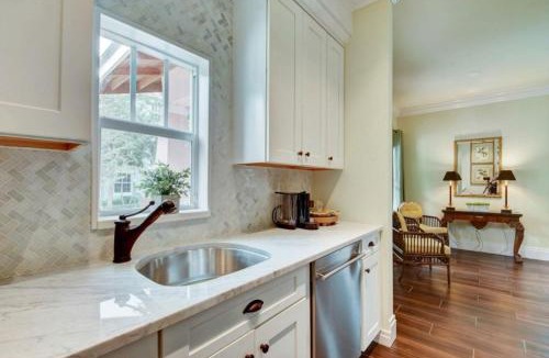 Grandview Heights Villa | Sunny Days Walking Distance To Everything! Villa