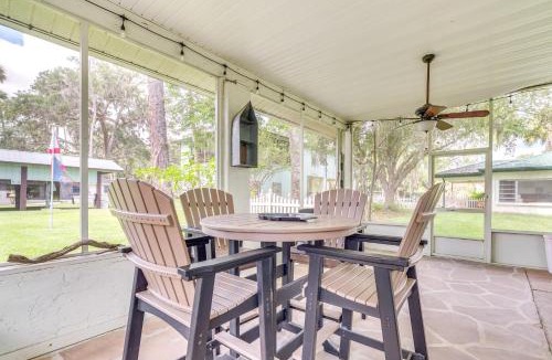Yankeetown House | Sunny Home in Yankeetown with Lanai and Backyard!