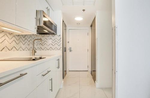 Sunny Isles Beach Apartment | Sunny Isles Beach Ocean View Studio with Balcony