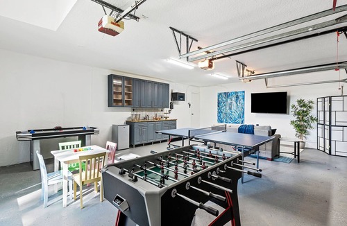 Parkland House | Sunny Luxury Villa w/POOL near Downtown!
