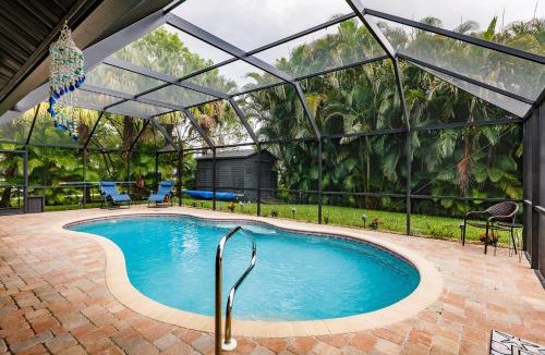 Laurel House | Sunny Oasis Getaway -Heated Pool-Mini Golf-Near Beach